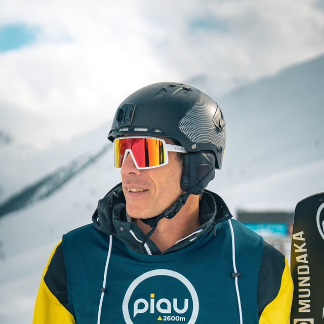 🌨️❄️ @inpowwetrust ❄️🌨️ Experience the true spirit of riding with our riders at Piau Engaly, in the majestic Pyrenees! 🏔️🎿 With @mundakaoptic , see big, see far, and most importantly… see clearly. 😎✨ Huge thanks to @paradis_pyreneen_photographe for capturing the essence of winter so perfectly! 📸🔥 #mundakaoptic #piauengaly #pyrenees #snowboarding #riderlife #inpowwetrust #wintervibes #snowlover #gogreen